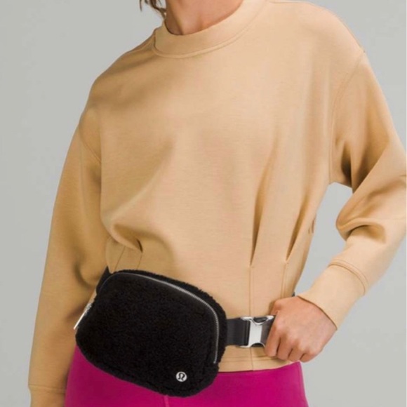 Lululemon black Sherpa belt bag - Picture 4 of 6